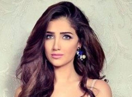 بالصور ..  مي عمر تثير الجدل بلون شعر غريب وتاتو 
