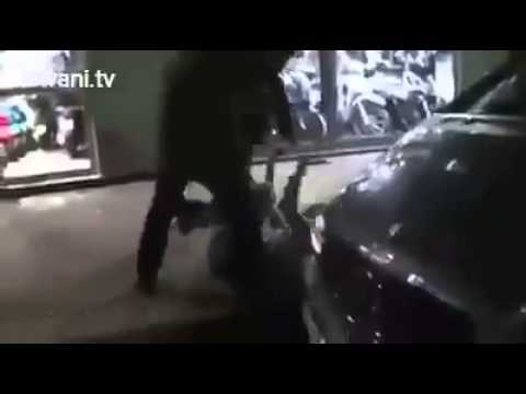 بالفيديو  ..  لحظة الاعتداء على عرب  بشكل وحشي في شوارع باريس