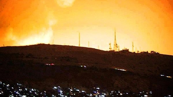 انفجارات تهز مطار دمشق الدولي بعد قصف اسرائيلي لمواقع عسكرية للنظام السوري