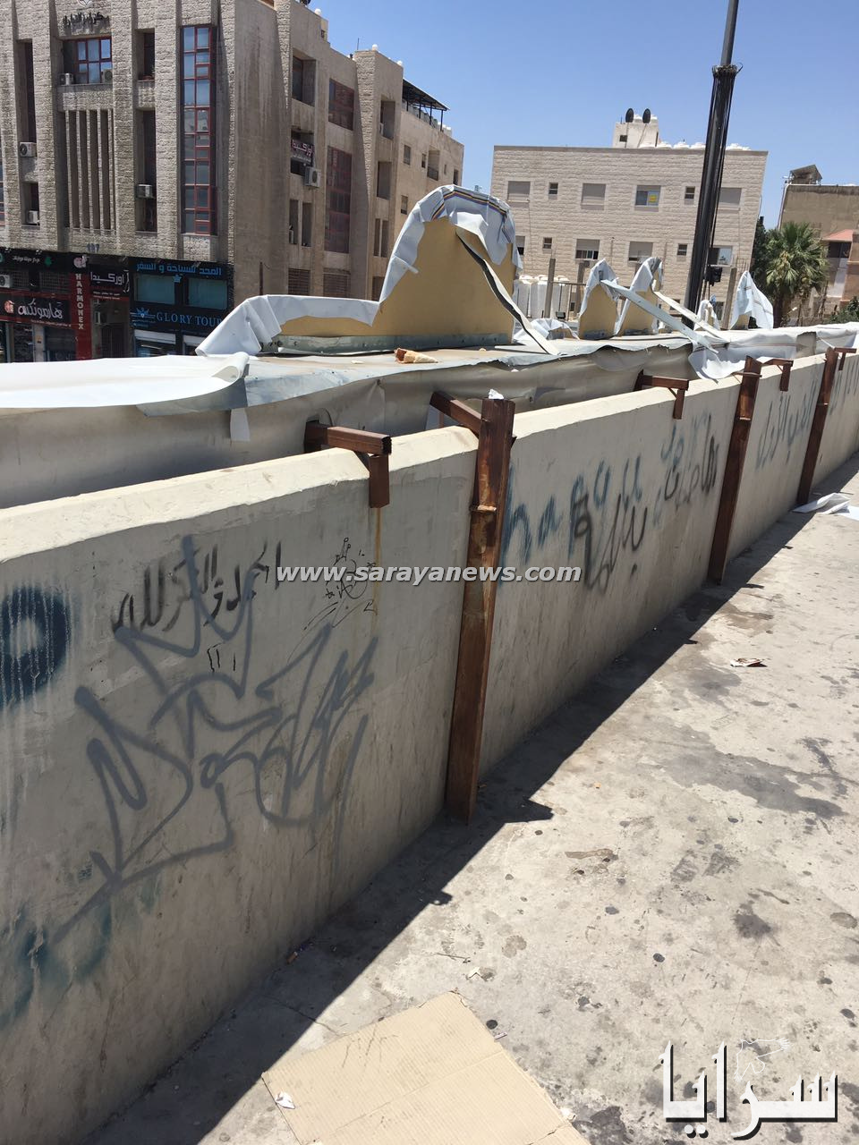 بالصور  ..   عمان :  بروز قطع حديدية تشكل خطرا على المارة بجسر في شارع الجاردنز 