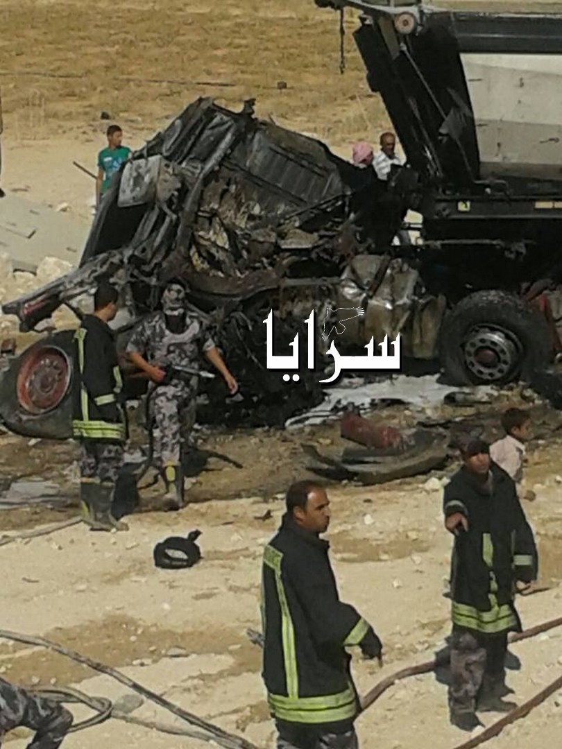 بالصور  ..  اصابتان باشتعال شاحنة " تريلا " على طريق ضبعة 