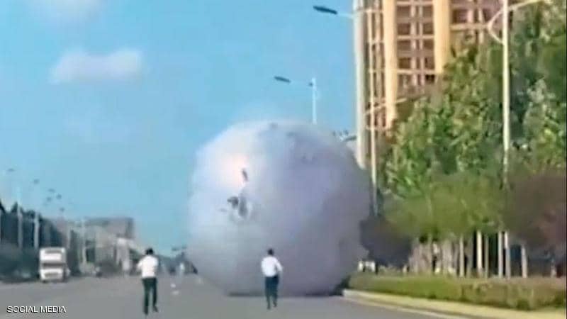 كرة عملاقة غامضة تسبب فوضى في شوارع الصين ..  ما القصة؟