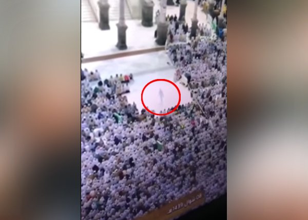 بالفيديو ..  تعرف على حقيقة "الجني" مخترق صفوف المصلين بالحرم المكي  
