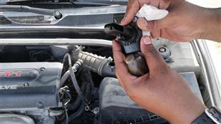 قبل الذهاب للميكانيكي ..  هذه القطعة الصغيرة السبب في ضعف سيارتك وزيادة استهلاكها من البنزين