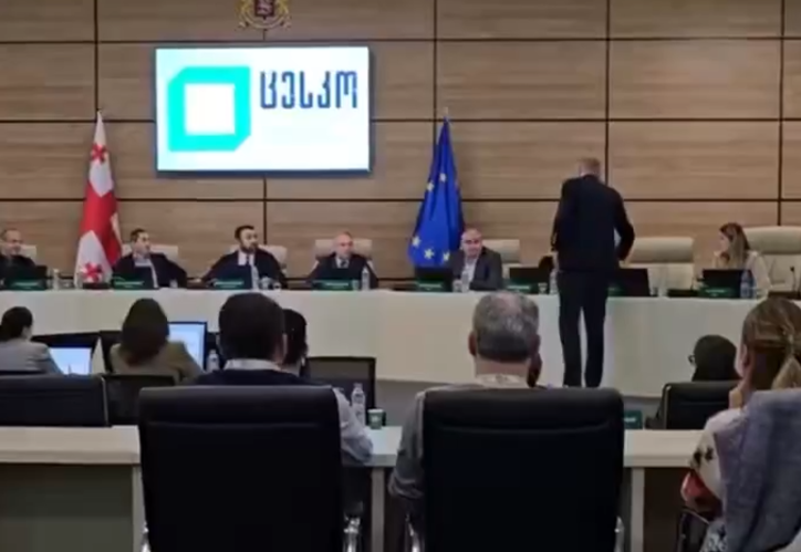 بالفيديو ..  أحد أعضاء المعارضة يقوم "برش" رئيس لجنة الانتخابات المركزية الجورجية بالطلاء الأسود أثناء مناقشة البروتوكول النهائي للانتخابات وتم تعليق الاجتماع