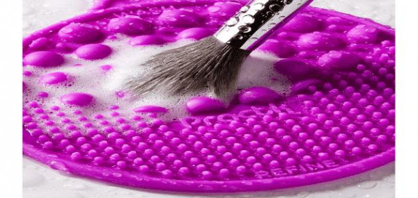 ما أسهل طريقة لتنظيف فرش المكياج ؟