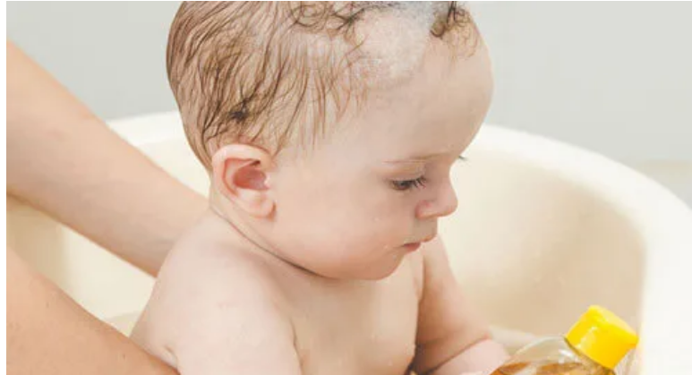 نصائح لحماية بشرة الرضيع عند الاستحمام