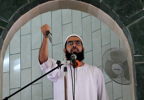 أحد خطباء المساجد في غزة يشهر السكين وسط الخطبة "صورة"