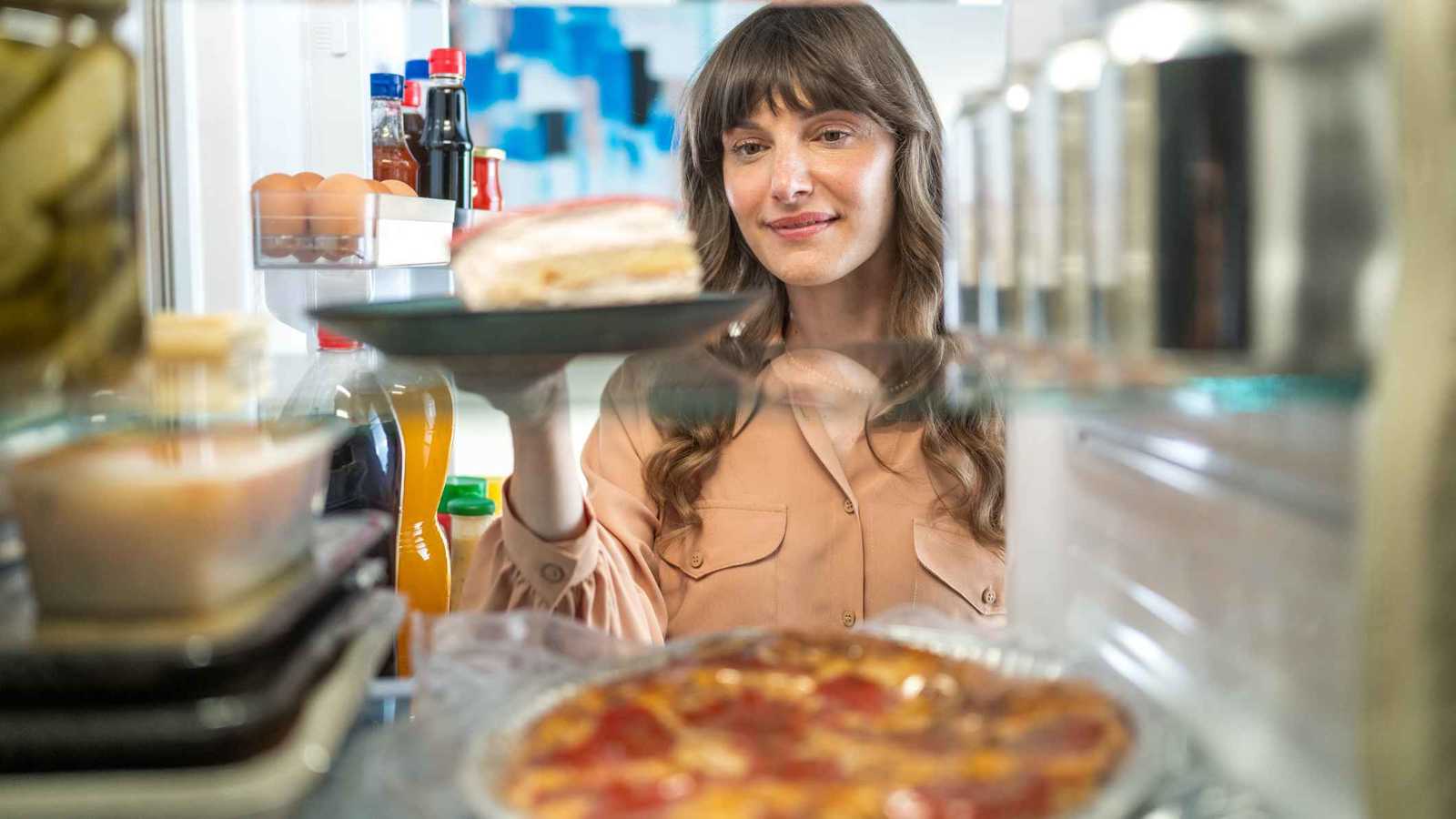 "قاعدة الساعتين" ..  تحذيرات صادمة من ترك الطعام خارج الثلاجة  