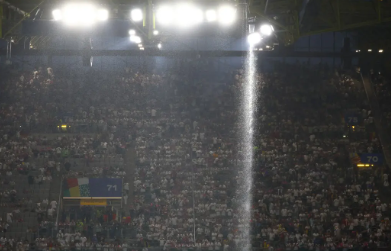 تبرير جديد والمسؤول يتهرب  ..  ما قصة سقف ملعب دورتموند؟