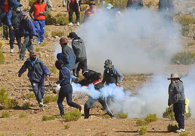 عمال مناجم في بوليفيا يقتلون نائب وزير الداخلية