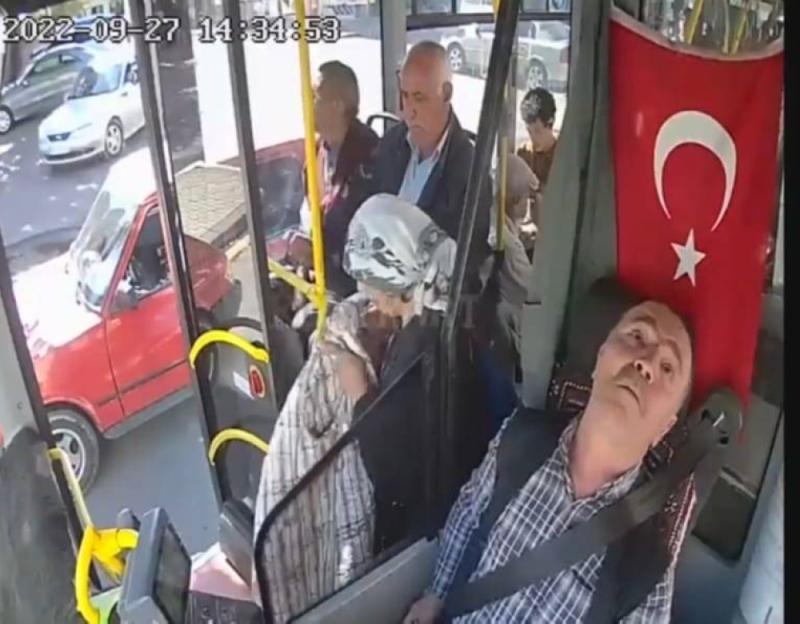 بالفيديو ..  سائق حافلة يصاب بنوبة قلبية أثناء القيادة ويتسبب بحادث