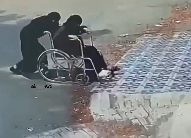 فيديو مضحك  .. لم تنجح محاولتها برفع الكرسي المتحرك فقامت الاخرى بما لا يخطر على البال 