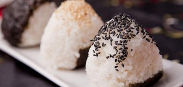 طريقة تحضير كرات الأرز اليابانية بجوز الهند