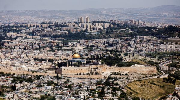 40 ألفا يؤدون صلاة الجمعة في المسجد الأقصى