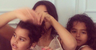 شيرين عبد الوهاب تنشر صورة جديدة لها بصحبة ابنتيها "هنا ومريم"  