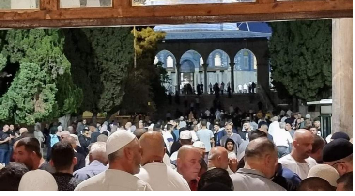 الآلاف يؤدون صلاة الفجر في المسجد الأقصى