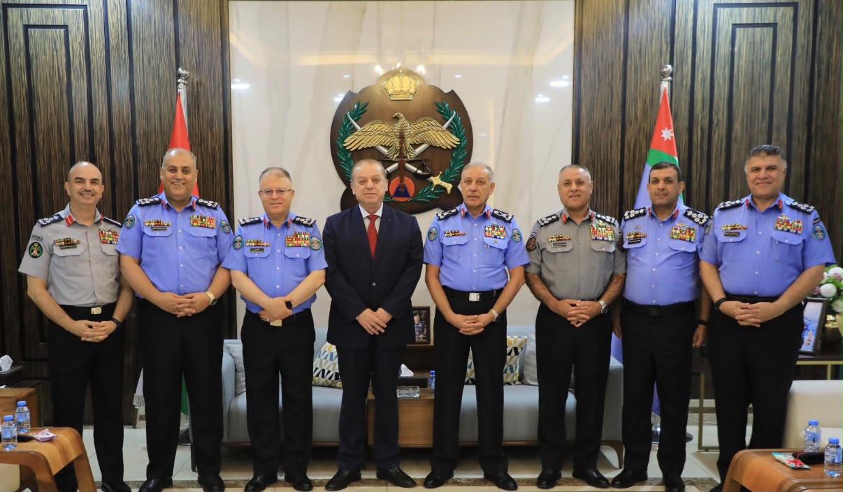 مدير الأمن العام يكرّم اللواء المتقاعد الدباس ويشيد بمسيرته في خدمة الوطن