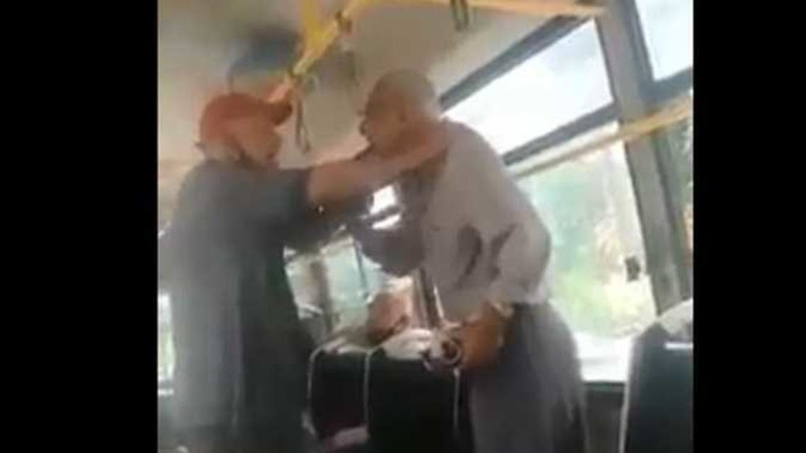 فيديو يثير غضباً في مصر ..  موظف يهين مسناً داخل باص