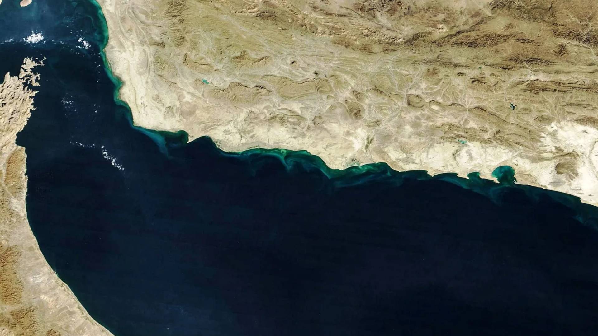 إعلام إيراني: توقف عبور ناقلات النفط من مضيق هرمز