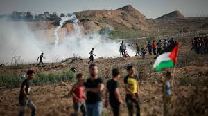 اصابة 39 فلسطينيا بجراح بينهم 26 بالرصاص الحي في الجمعة الـ 75 من مسيرات العودة