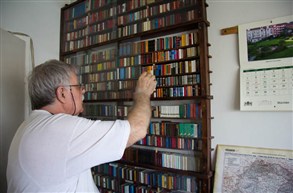 مكتبة من 4 أمتار تضم أكثر من 3 آلاف كتاب