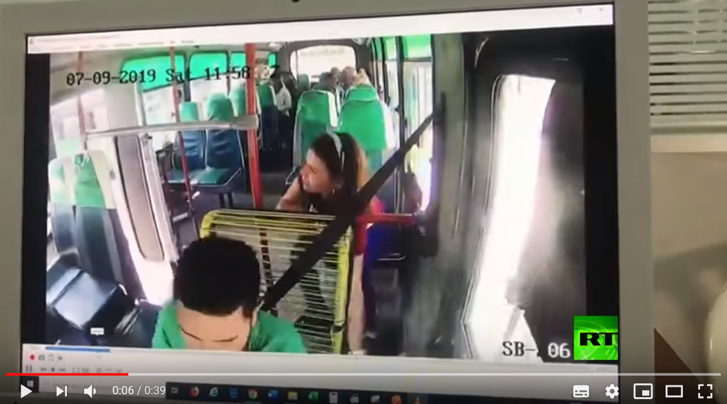 بالفيديو  ..  امرأة تسرق السائق ..  لكن ليس بجمالها