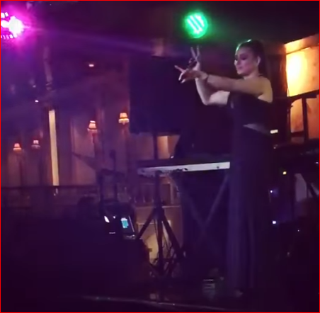 بالفيديو ..  فرح يوسف تثير الجدل برقصها على المسرح ..  وتشعل الإنترنت!