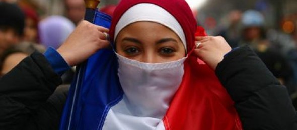 فتاة فرنسية مسلمه سراً  تروي قصتها : صليت في "الحمام" 3 أعوام خوفاً من أبي