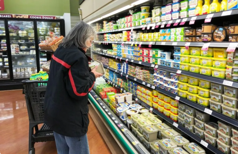 الأعلى منذ 25 عاما ..  55% من الأمريكيين يواجهون تدهورا بأوضاعهم المعيشية