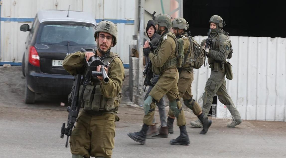 قوات الاحتلال تعتقل 28 فلسطينيا