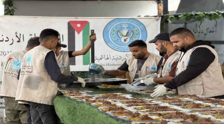 الحملة الأردنية للإغاثة تقدم وجبات لمرضى الكلى في مجمع ناصر الطبي