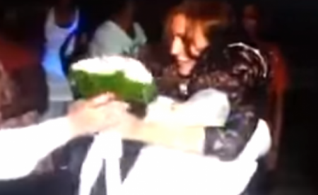 بالفيديو عناق حار بين عروسة وصديقتها يتسبب في غيرة العريس !