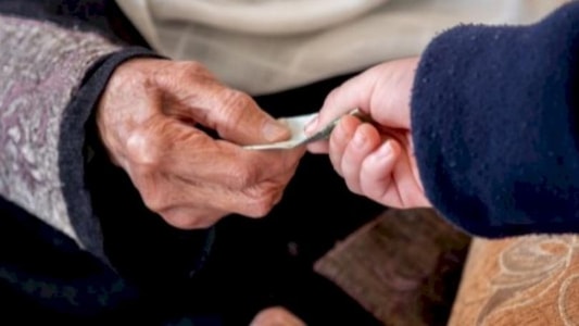 هل نفقة الوالدين تجب على الأولاد حال فقرهما؟ ..  الإفتاء الأردنية تُجيب