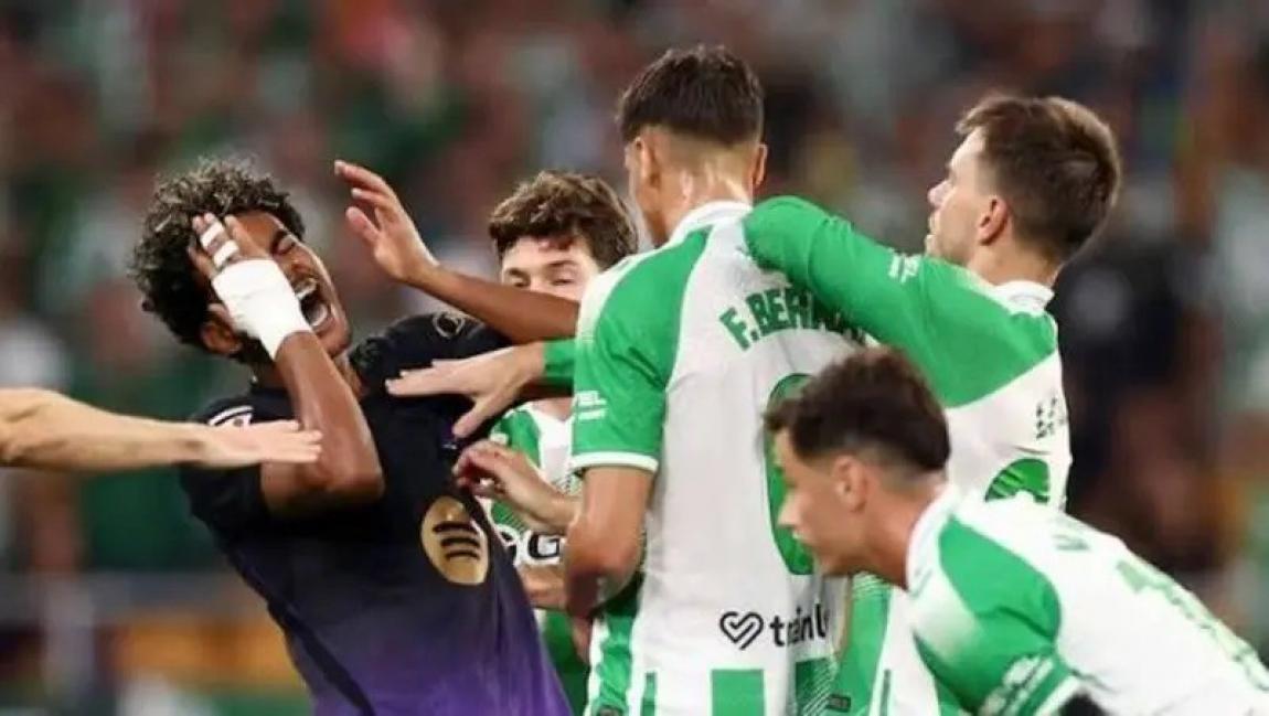 ضرب يامال بالرأس  ..  إيقاف لاعب بيتيس 4 مباريات