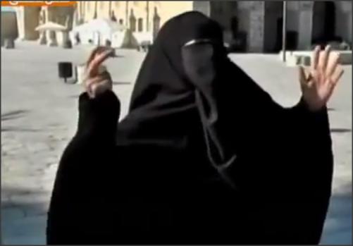 بالفيديو .. رسالة قاسية جدا توجهها امرأة للحكام العرب من باحة المسجد الأقصى