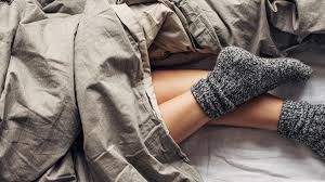 بالفيديو ..  هل النوم بالجوارب في فصل الشتاء يضعف النظر ويمنع القدم من التنفس ؟؟