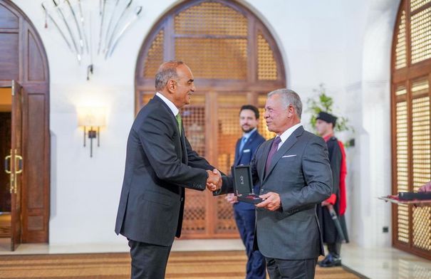 الخصاونة للملك: وسمتنا شرفًا