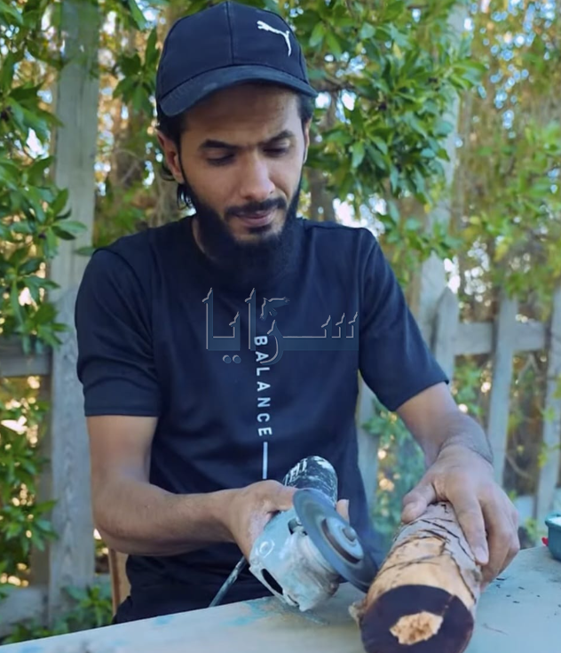 من هواية قديمة إلى منحوتات تروي القصص ..  الفنان عبد السلام الزواهر يحوّل الخشب إلى فن