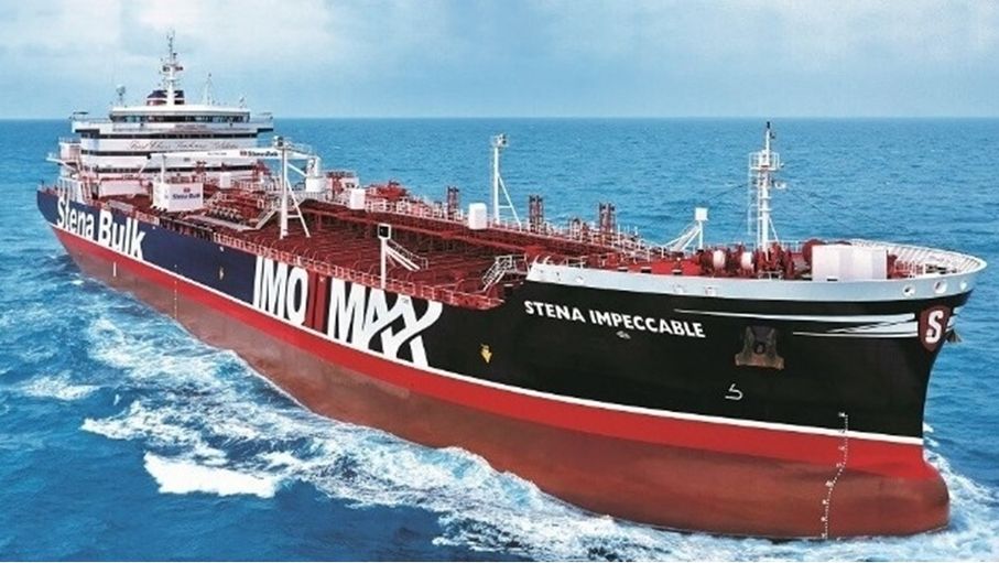  إصابة ناقلة أميركية في ميناء البحرين بمقذوفات مجهولة