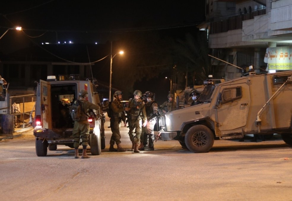 ليلة من التوتر في الضفة .. مداهمات واعتقالات ومحاولة حرق منزل في دوما