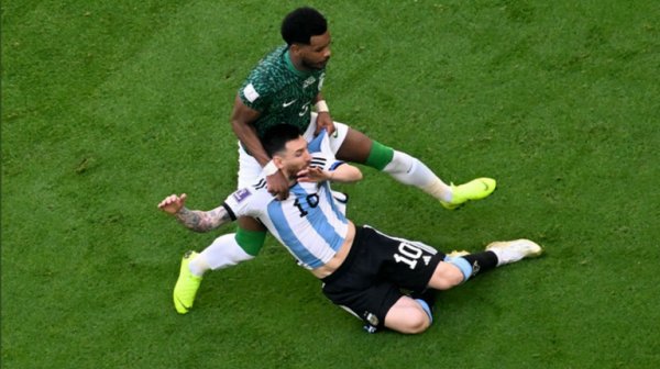 النجم السعودي البليهي يكشف عما قاله لميسي خلال مشادته معه