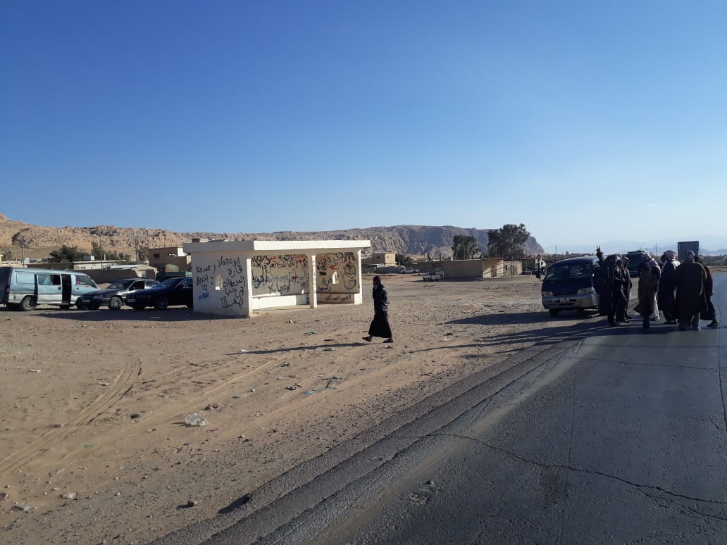 العقبة :ابناء دبة حانوت يمهلون المسؤولين مدة ساعة لاعادة التيار الكهربائي