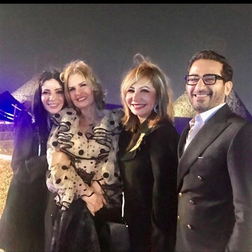بالصور  ..  أحمد حلمي ومنى زكي برفقة الأمير تشارليز في زيارة للأهرامات 