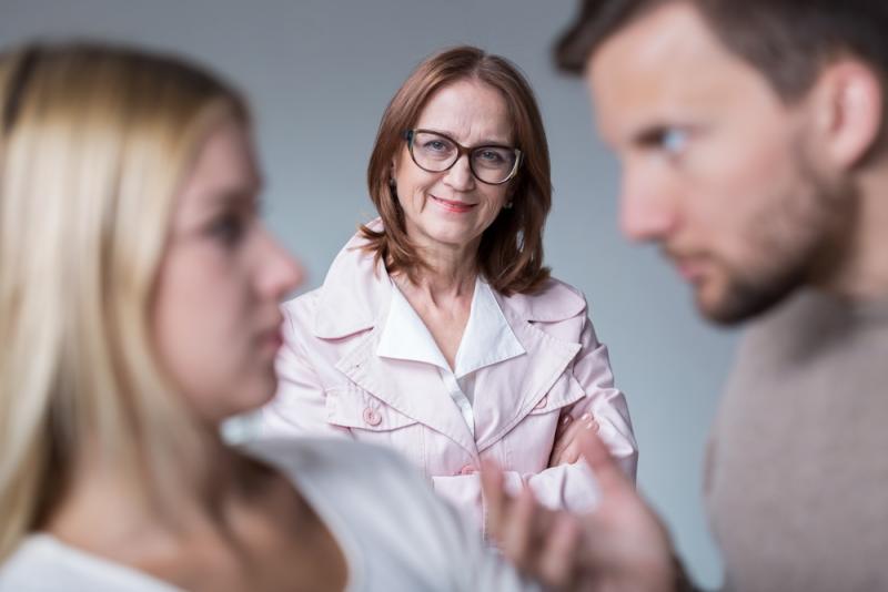 ما الحل في تدخل حماتي في حياتي ومشاكلي المتكررة مع زوجي؟
