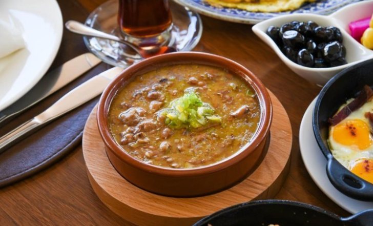 فول مدمس مع الحمص على الطريقة اللبنانية