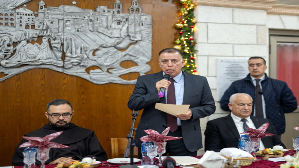 وزير الداخلية يشارك بقداس منتصف الليل في كنيسة المهد ببيت لحم