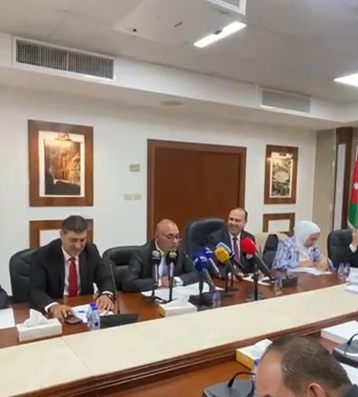 نائب يطلب من مدير عام مؤسسة الإذاعة والتلفزيون التعريف بنفسه ..  والمومني يرد (فيديو)