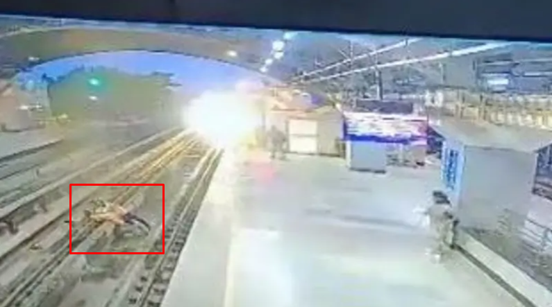 مشاهد صادمة لهندي يدفع بزوجته ويسقطان معا تحت عجلات القطار