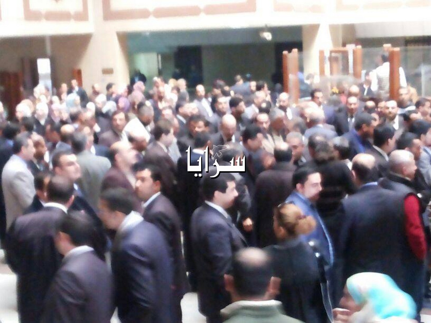 مئات الاردنيين يؤدون صلاة الغائب عن روح الشهيد في قصر العدل